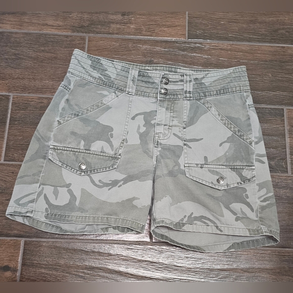Lee's Women's 8M Lower on the Waist Camo Shorts - Picture 1 of 6